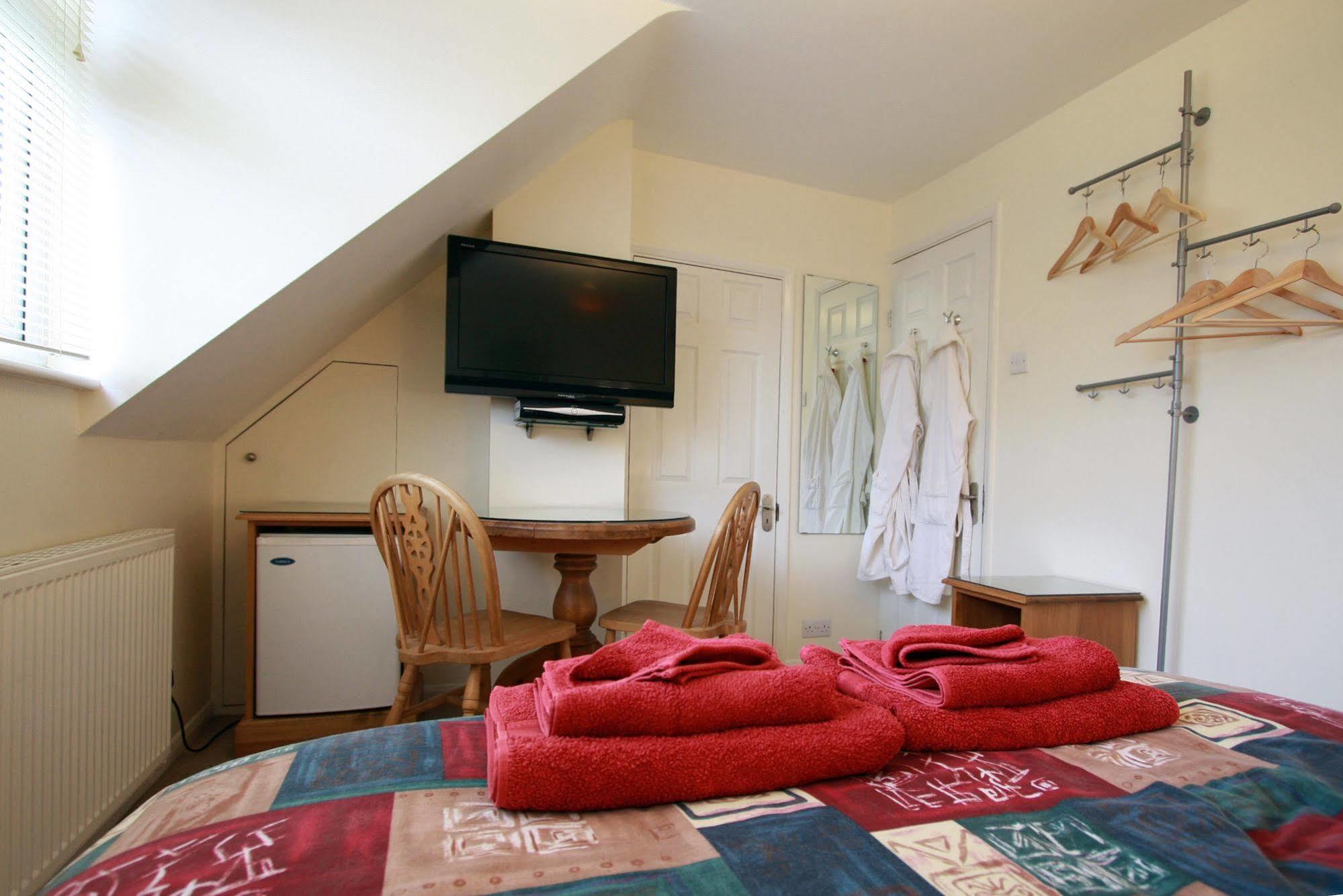 Abacus Bed And Breakfast, Blackwater, Hampshire แคมเบอร์ลีย์ ภายนอก รูปภาพ